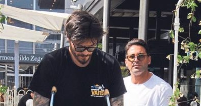 Ayağındaki alçı 10 gün daha kalacak