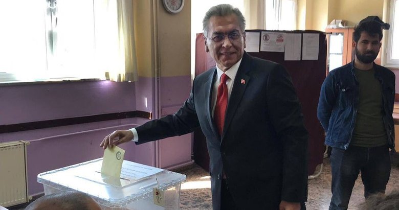 CHP’li Torbalı Belediye Başkanı İsmail Uygur, Ömer Halisdemir’in resmini kaldırttı!