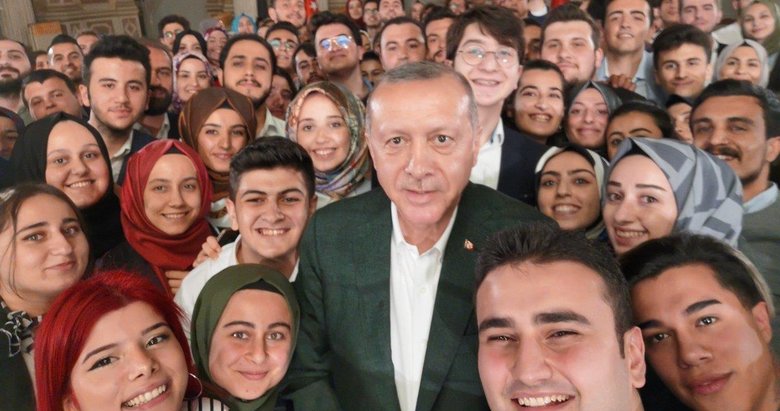 Başkan Erdoğan’dan gençlerle selfie paylaşımı