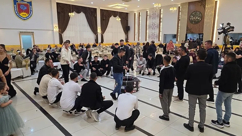 Düğünde ilginç anlar! Takıyı kuyumcudan değil sanayiden aldılar