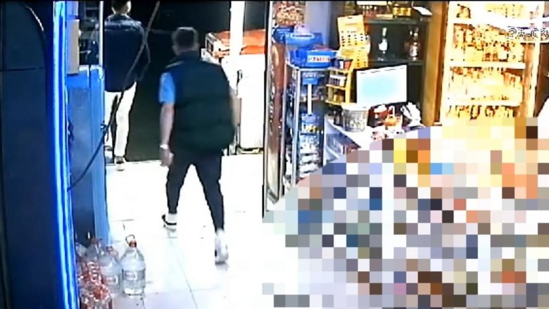 Markete giren adamın aracını içinde kız arkadaşıyla birlikte çaldılar