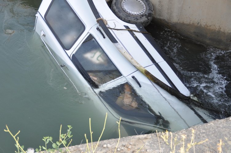 Denizli’de feci olay! Otomobil su kanalına düştü