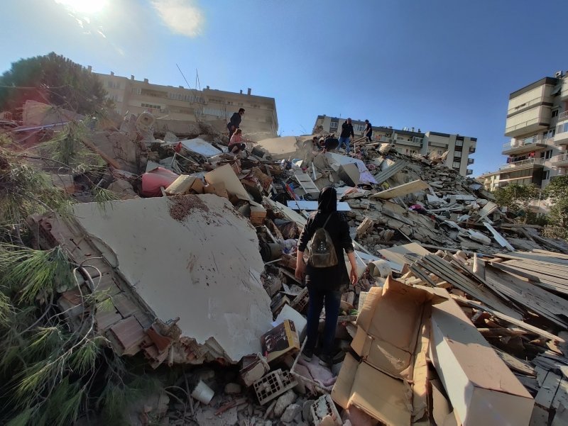 İzmir'deki şiddetli depremde yıkılan binalar var! İşte ilk fotoğraflar