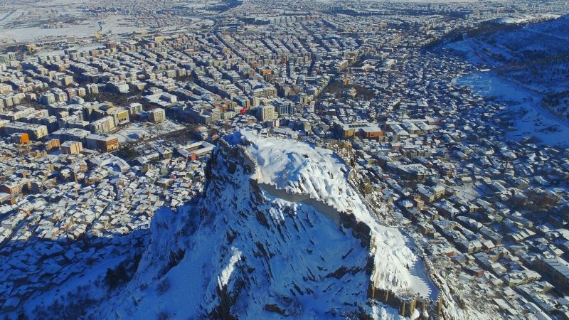 Afyonkarahisar’da eşsiz kış manzarası! Karahisar Kalesi kış güzelliğiyle görenleri cezbediyor