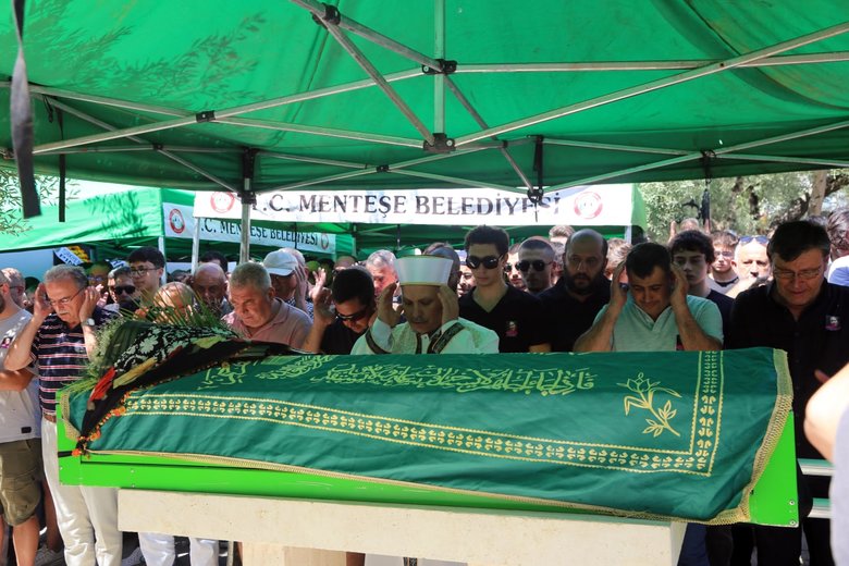 Kocasının katlettiği Senem’in cenazesini kadınlar taşıdı