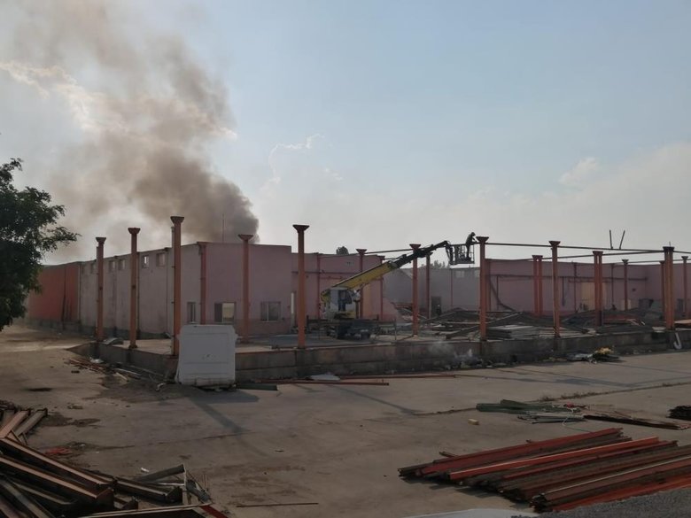 Turgutlu’da yıkımı yapılan soğuk hava deposunda yangın çıktı