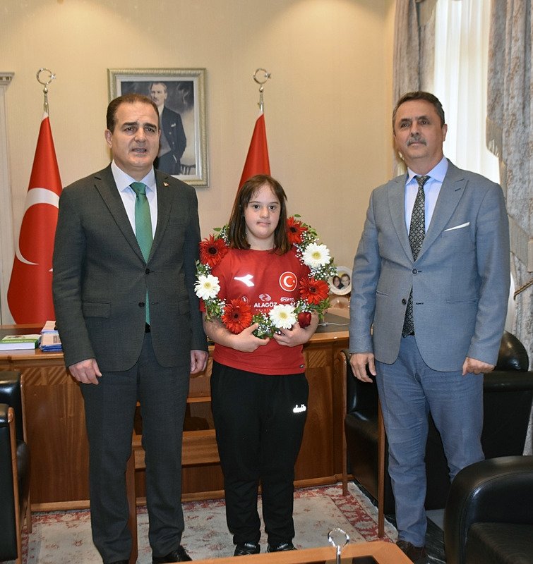 Dünya ikincisi ve üçüncüsü milli yüzücü Oral’a özel karşılama