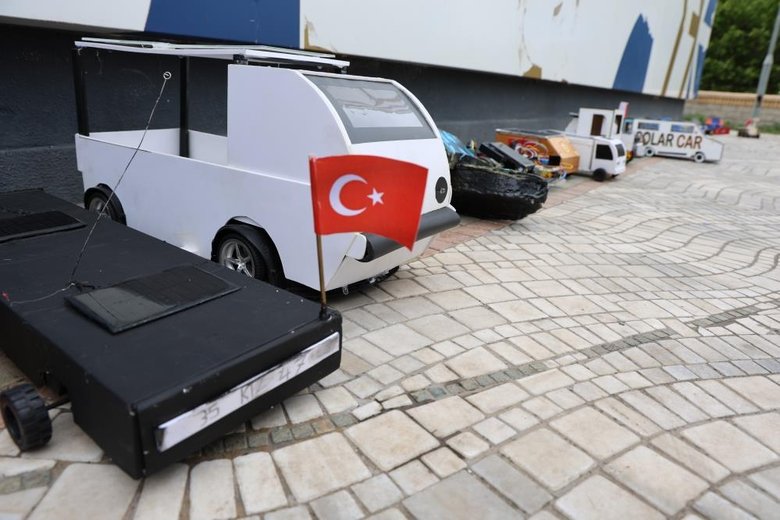 İzmir’de güneş enerjisiyle çalışan minyatür araçlara yoğun ilgi