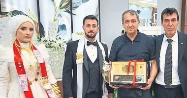 Düğünde gelin ve damada antika hediye