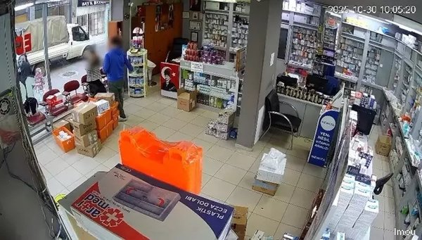 bursada-dehsete-dusuren-olay-eczanede-calisana-saldirip-kiyafetini-cikarmaya-calisti-1763715737345.jpeg
