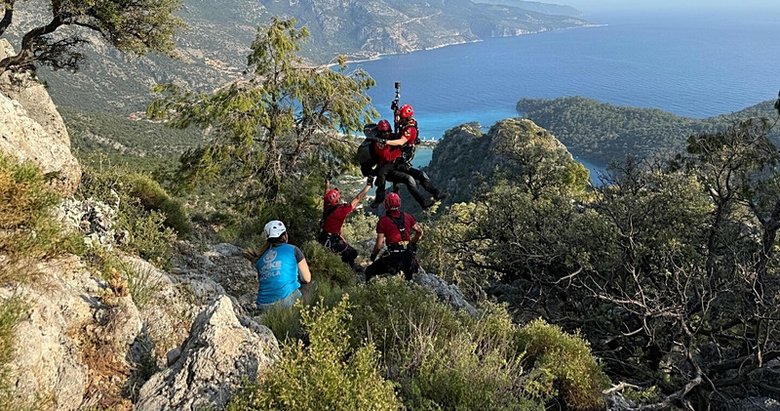 Paraşütle düşen turist, askeri helikopterle kurtarıldı
