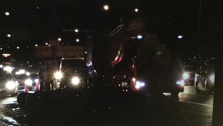 İzmir Bayraklı’da TIR ani fren yapınca turşu bidonları yola saçıldı