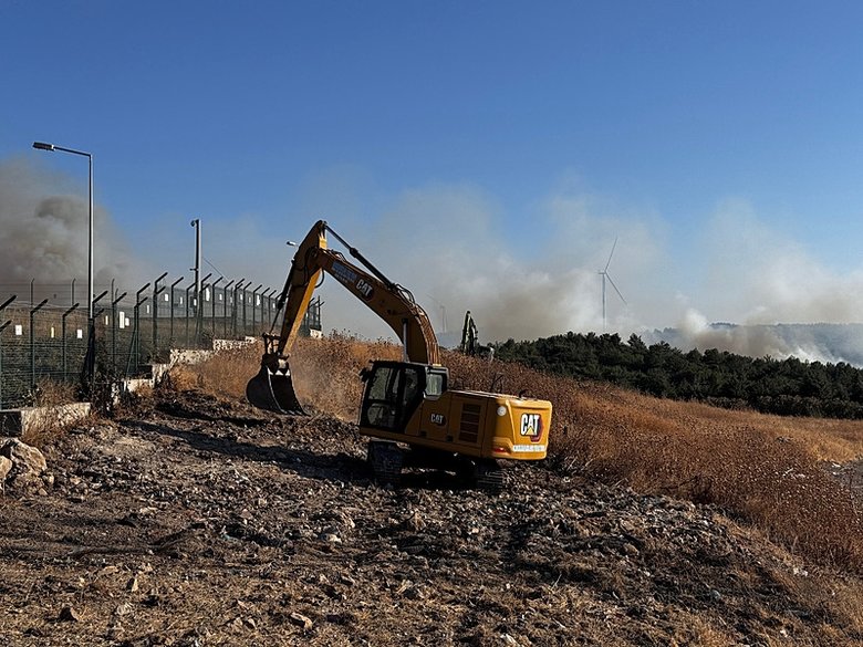 Urla’daki yangın büyüyor! Havadan karadan müdahale sürüyor