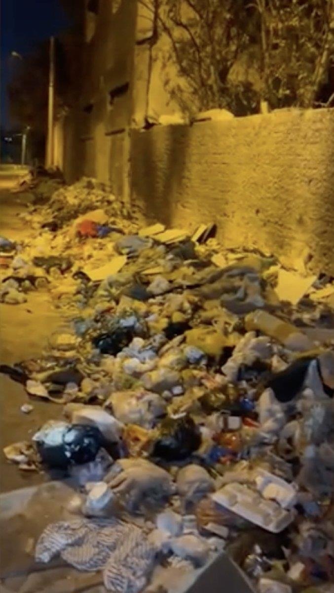 Güzel İzmir’e yakışmayan manzaralar! CHP’li belediye sokakları çöplüğe çevirdi; vatandaş isyan etti