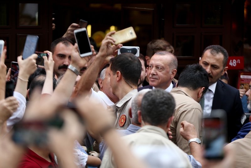 Başkan Recep Tayyip Erdoğan’dan Çengelköy’de esnaf ziyareti