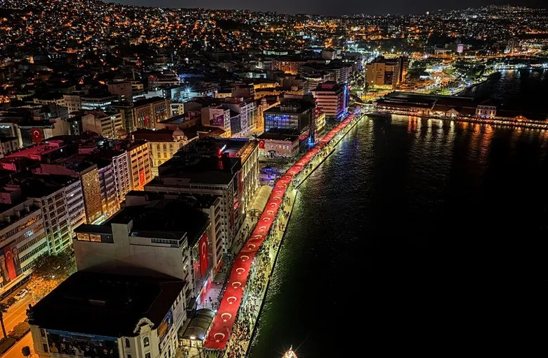 İzmir’de Cumhuriyet’in 103. yıl dönümü kutlandı!