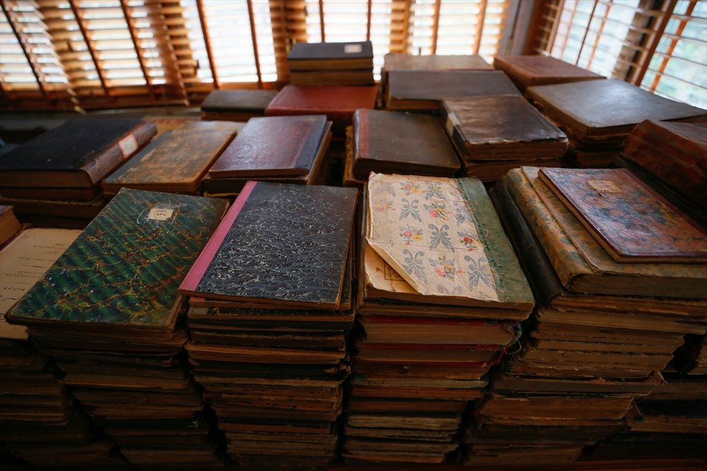 İzmir’de türbe sanılan mekandan asırlık kitaplar çıktı