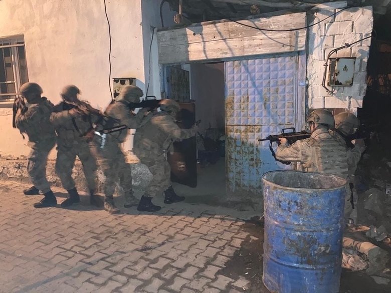 Jandarmadan baskın! Ev değil adeta cephanelik