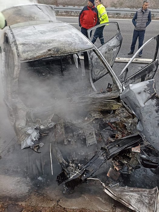 Balıkesir’de kamyona çarpan araç alev alev yandı!