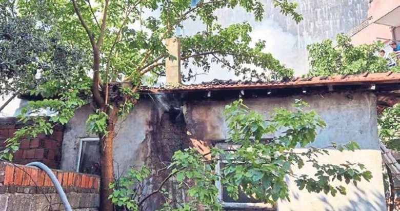 Tek katlı evde çıkan yangın komşuya sıçradı