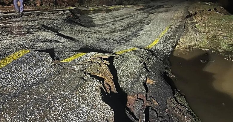 Uşak’ta yağış nedeniyle yol çöktü