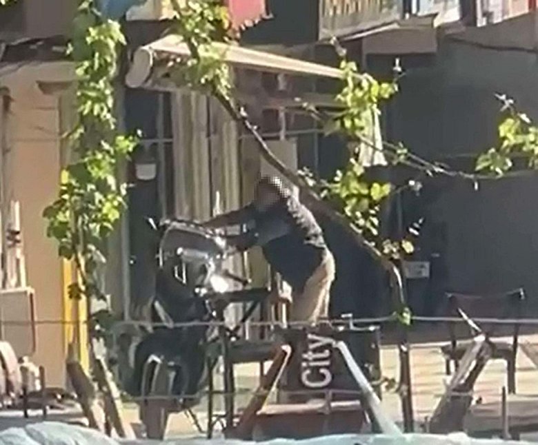 Kendisini tabancayla vuran şüpheliyi bıçakla kovaladı