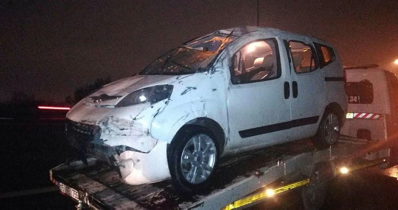 İzmir’de bariyerlere çarpan hafif ticari araç takla attı: 2 yaralı