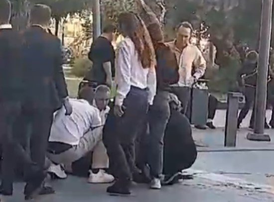 İzmir’deki AVM’de bıçaklı saldırı: İki çocuk güvenlik görevlisini yaraladı