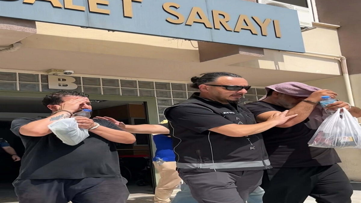 Evde uyuşturucu baskını: Evli çift ve misafirleri tutuklandı
