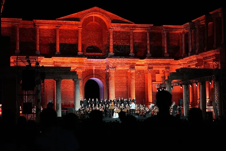 2-bin-700-yillik-tarihte-buyuleyici-gece-sardes-antik-kentinde-carmina-burana-ayakta-alkislandi-1783202381340.jpeg