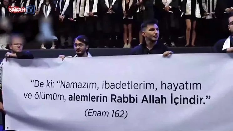 İstanbul Teknik Üniversitesi mezuniyet töreninde skandal: En’âm Suresi ayetin yazılı olduğu pankartın açılmasını engel oldular