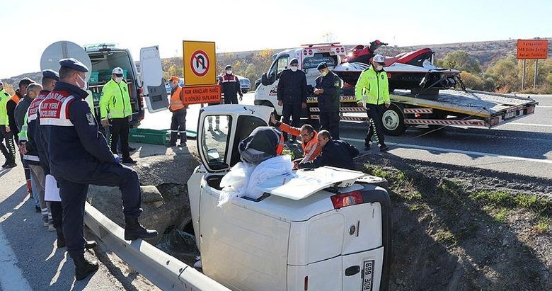 Kütahya’da beton menfeze çarpan kamyonetin sürücüsü öldü, eşi yaralandı