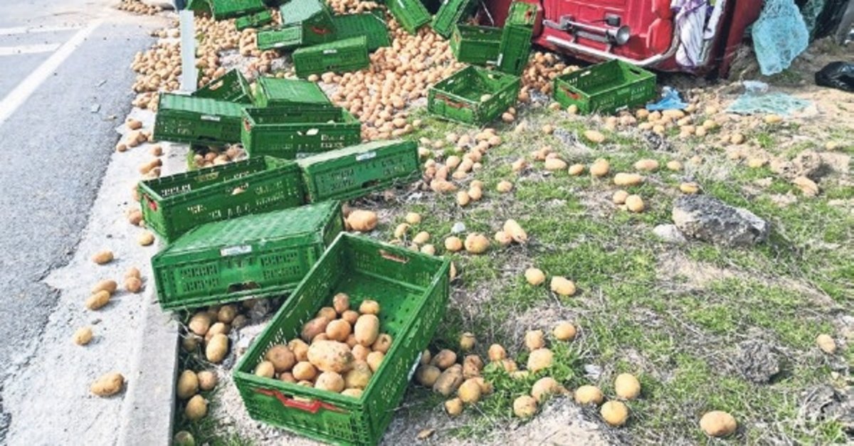 Devrilen TIR’dan tonlarca patates saçıldı