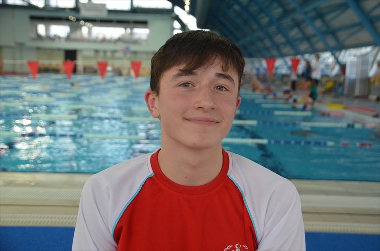 Kütahya’da yaşayan Recep Tula, engelini kulaç atarak aşıyor