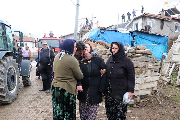 Afyon’da yangın paniği: Baba, kapıyı kırarak çocuklarını alevlerden kurtardı