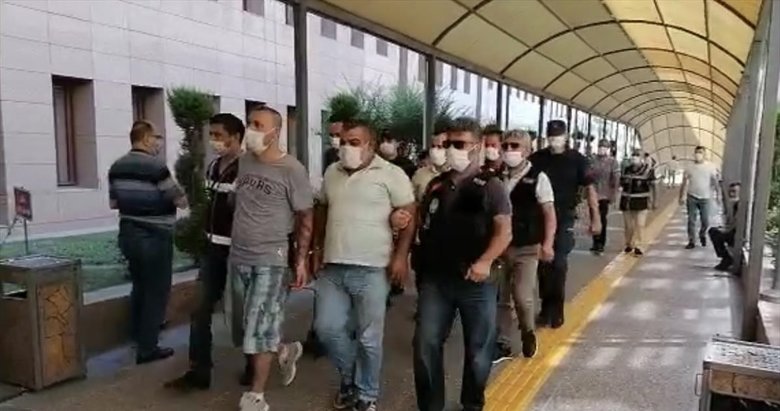 İzmir’de gemiyle yasa dışı geçişi organize ettikleri iddiasıyla yakalanan 8 şüpheli adliyede