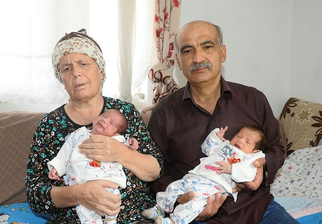 55 yasindaki ciftin ikiz bebek sevinci
