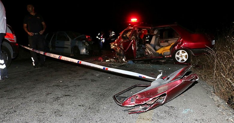 Manisa’da iki otomobil kafa kafaya çarpıştı: 1 ölü, 6 yaralı
