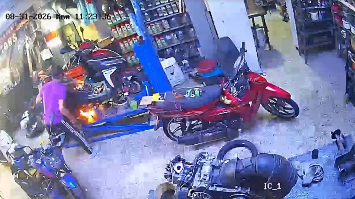 Manisa'da ilginç anlar! Alev alev yanan motosikleti böyle söndürdü!