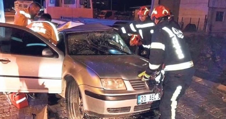 Tır dorsesine çarpan sürücü kurtarılamadı!