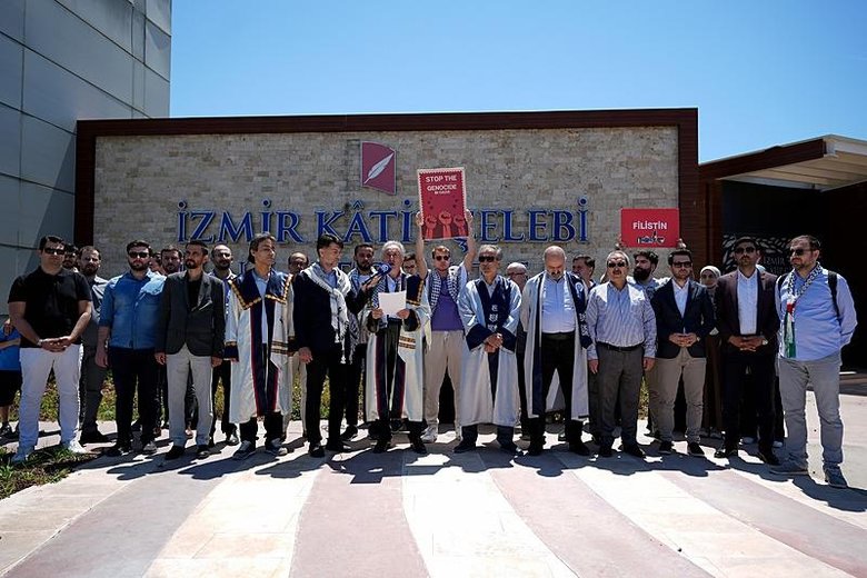 Üniversite öğrencileri ve akademisyenlerden İzmir’de İsrail protestosu