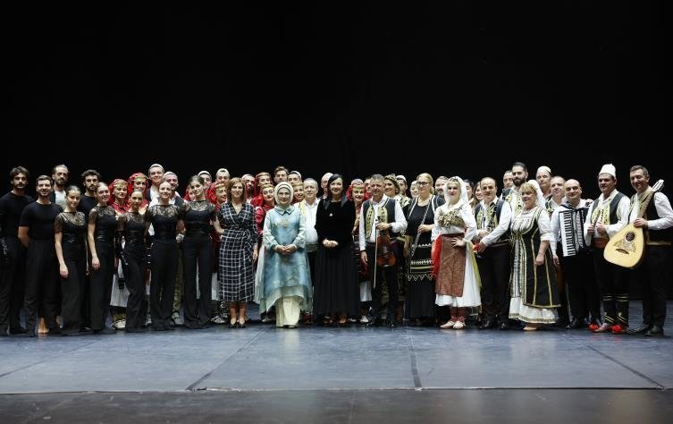 Emine Erdoğan’dan Tiran’da Ulusal Opera ve Bale Tiyatrosu ile Tugaylar Sarayı’na ziyaret