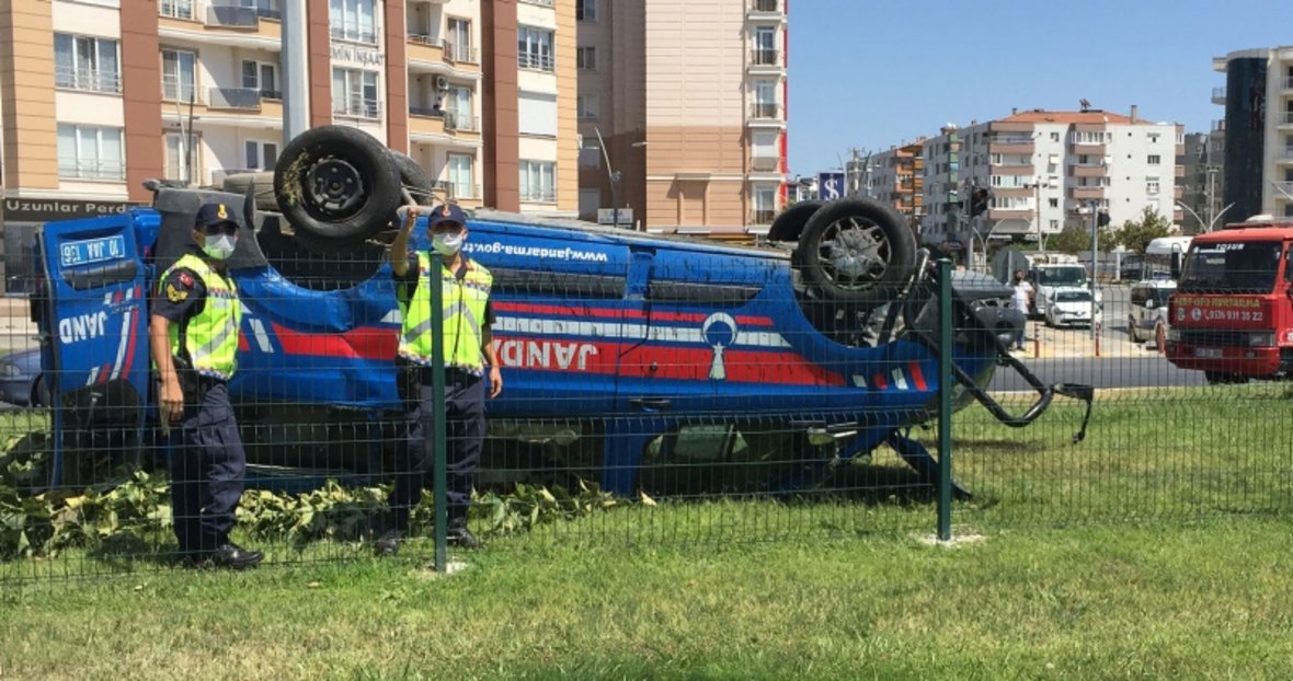 Balikesir De Otomobil Ile Carpisan Jandarma Minibusu Takla Atti Balikesir Haberleri