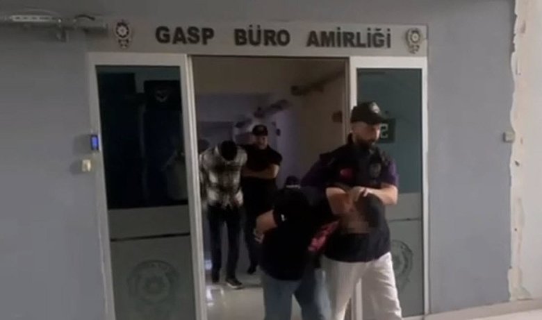 İzmir’de oto galeriye motosikletten ateş açıldı