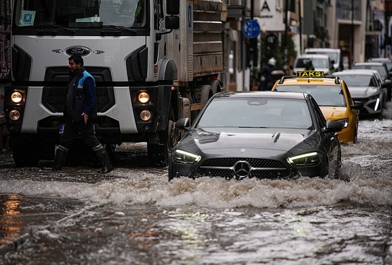izmirde-saganak-yagis-hayati-felc-etti-evler-ve-is-yerleri-su-icinde-kaldi-her-yil-bu-cileyi-cekiyoruz-1771416477148.jpeg