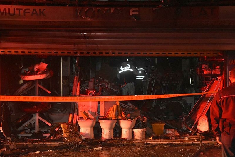 İzmir’de hırdavat dükkanı küle döndü: 1 ölü
