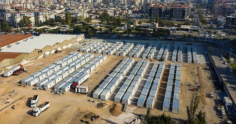 İzmir’de geçici barınma merkezinde konteyner kurulumu devam ediyor