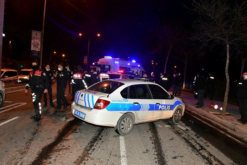 Dur’ ihtarına uymayıp, polis aracına çarpan alkollü sürücü yakalandı