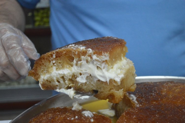 Afyonkarahisar’da Afyon kaymağından yapılan tatlılara sipariş yağıyor