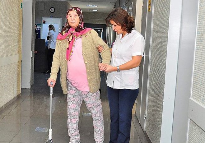 Sedyeyle Geldigi Hastaneden Yuruyerek Cikti Yasam Haberleri